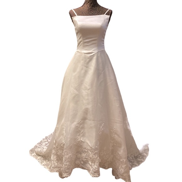 🤍 SATIN AND EMBROIDERED LACE WHITE IVORY DRESS 🤍# 003 - Picture 1 of 16